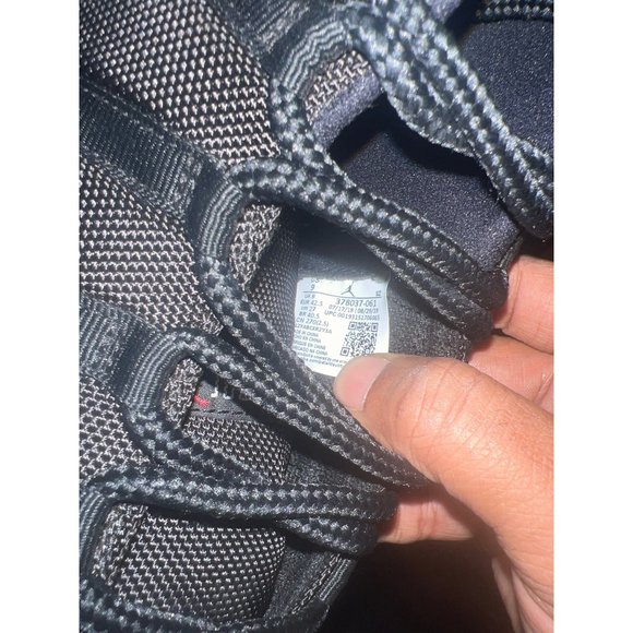 Preloved Jordan Retro 11 Bred SZ9 - Picture 12 of 16